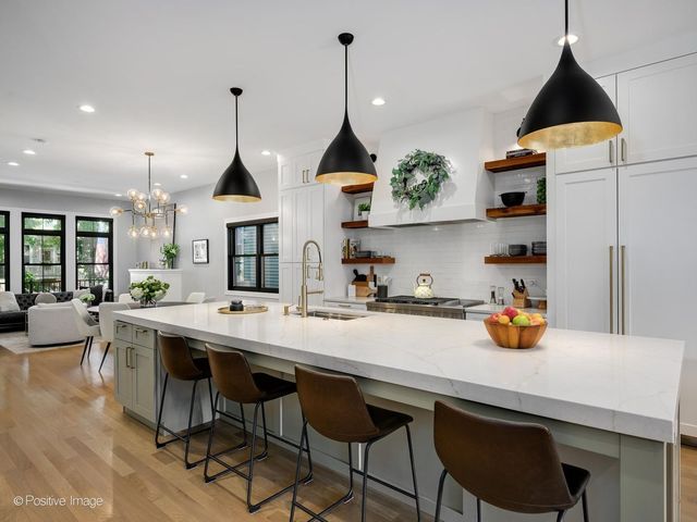 2251 W Berwyn Avenue, Chicago, IL 60625