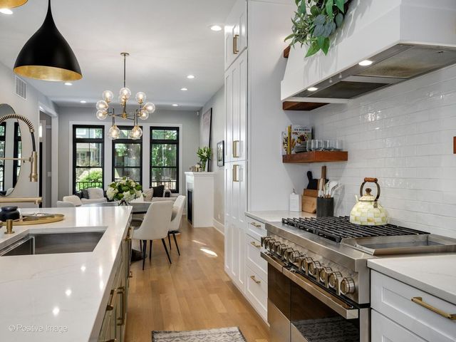 2251 W Berwyn Avenue, Chicago, IL 60625