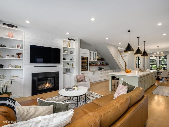 2251 W Berwyn Avenue, Chicago, IL 60625