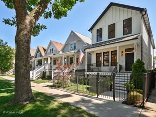 2251 W Berwyn Avenue, Chicago, IL 60625