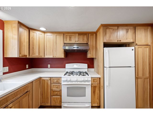 940 W N St, Springfield, OR 97477