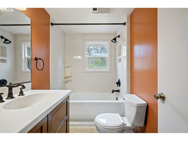 940 W N St, Springfield, OR 97477