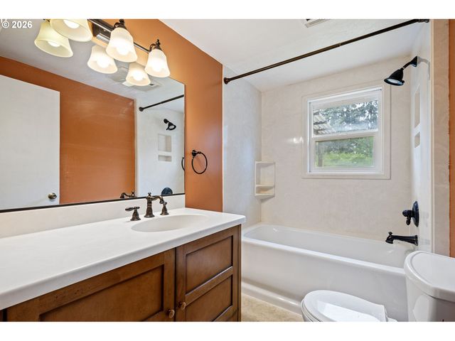 940 W N St, Springfield, OR 97477