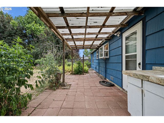 940 W N St, Springfield, OR 97477