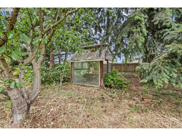 940 W N St, Springfield, OR 97477