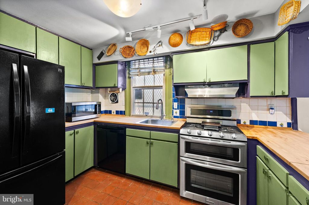 Image 21 of property listing at 1211 BOLTON ST, Baltimore, MD 21217