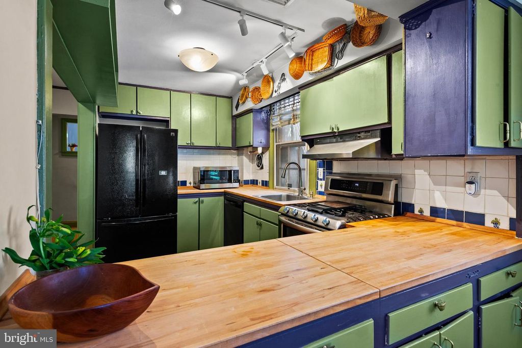 Image 22 of property listing at 1211 BOLTON ST, Baltimore, MD 21217