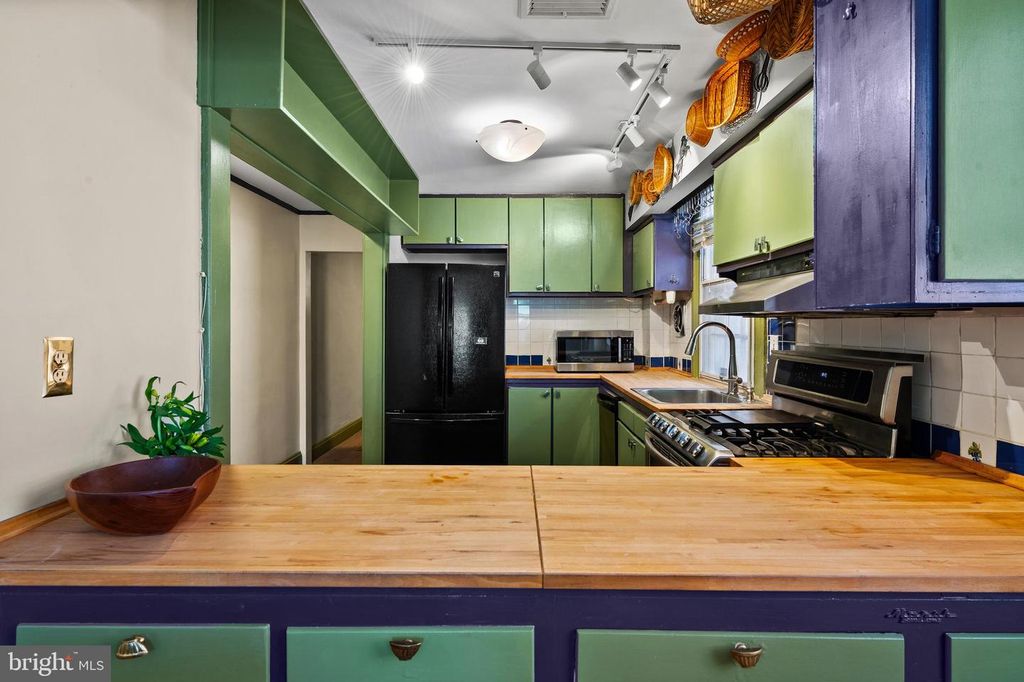 Image 23 of property listing at 1211 BOLTON ST, Baltimore, MD 21217