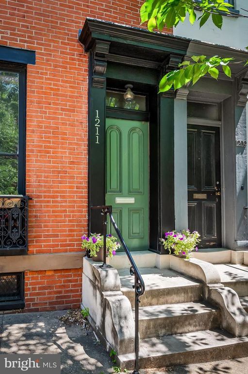 Image 3 of property listing at 1211 BOLTON ST, Baltimore, MD 21217