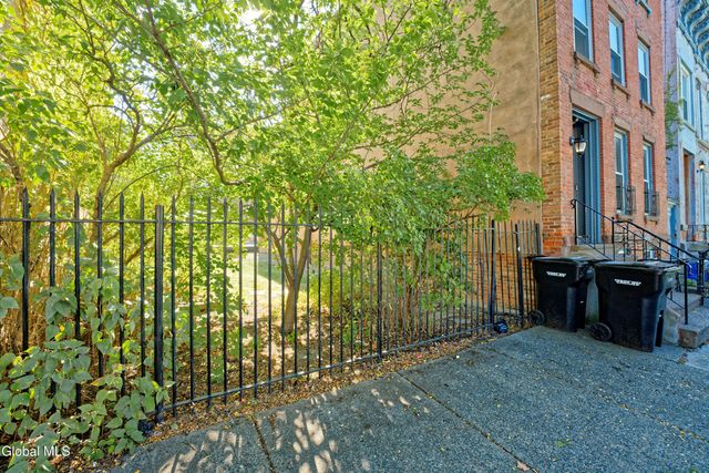 2142 5th Avenue, Troy, NY 12180