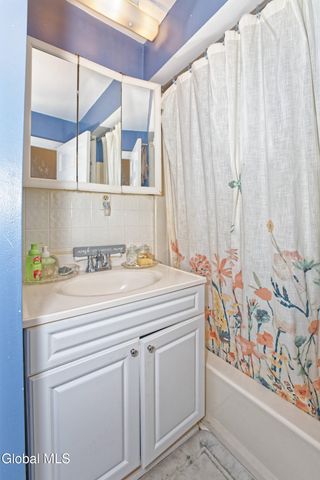 2142 5th Avenue, Troy, NY 12180