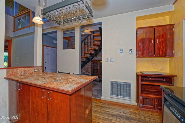 2142 5th Avenue, Troy, NY 12180