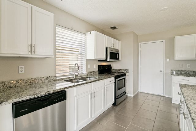 10121 Chapel Rock Drive, Fort Worth, TX 76116