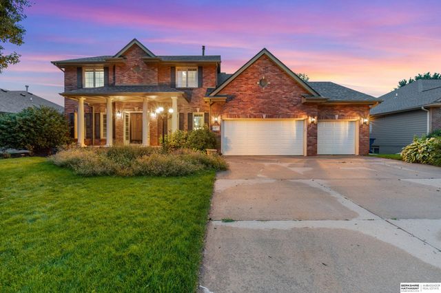 907 Woodland Avenue, Papillion, NE 68046