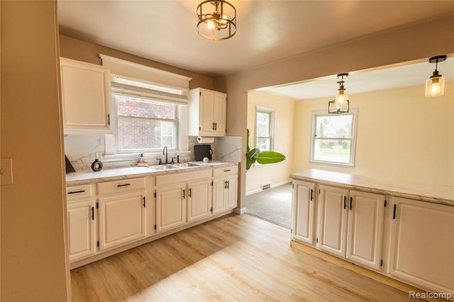 11382 Rossiter St Street, Detroit, MI 48224