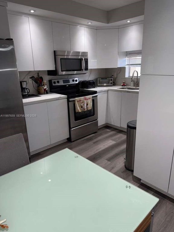 691 S Hollybrook Dr 202, Pembroke Pines, FL 33025