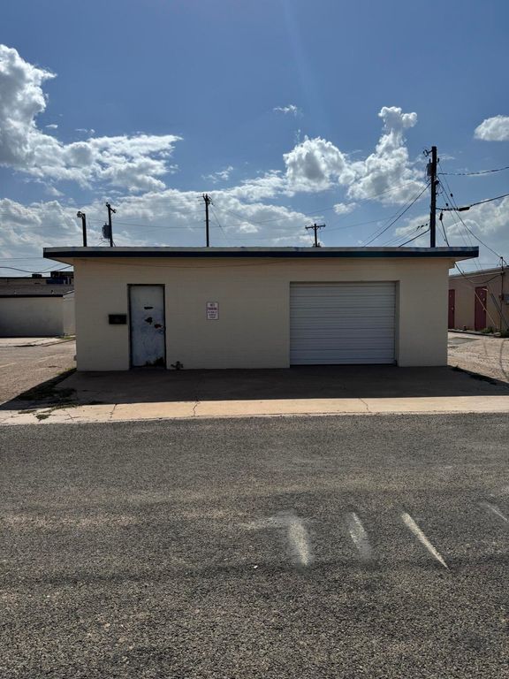 Image 1 of property listing at 3102 Sherwood Way, San Angelo, TX 76901