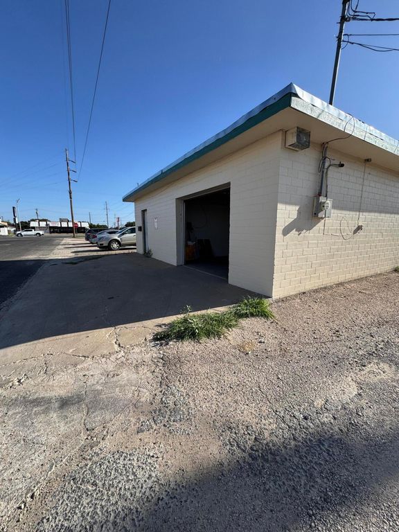 Image 12 of property listing at 3102 Sherwood Way, San Angelo, TX 76901