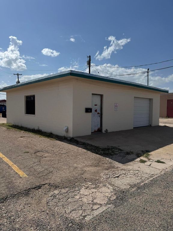 Image 2 of property listing at 3102 Sherwood Way, San Angelo, TX 76901