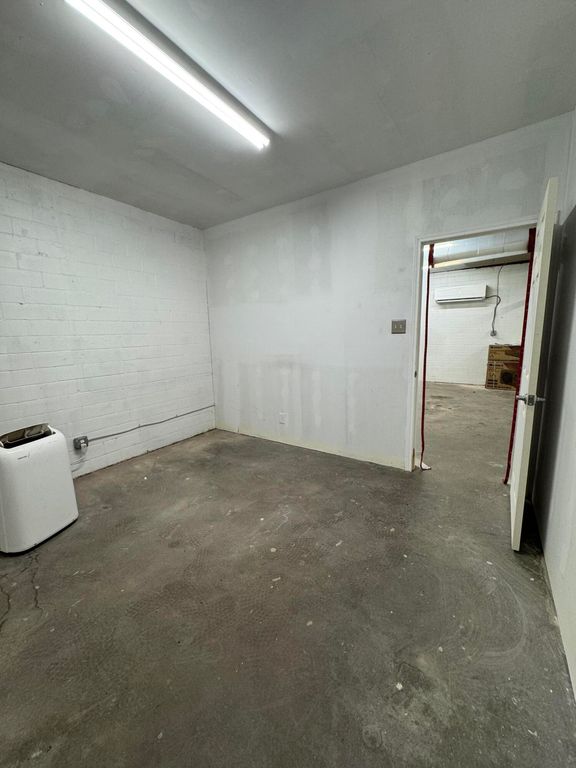Image 3 of property listing at 3102 Sherwood Way, San Angelo, TX 76901