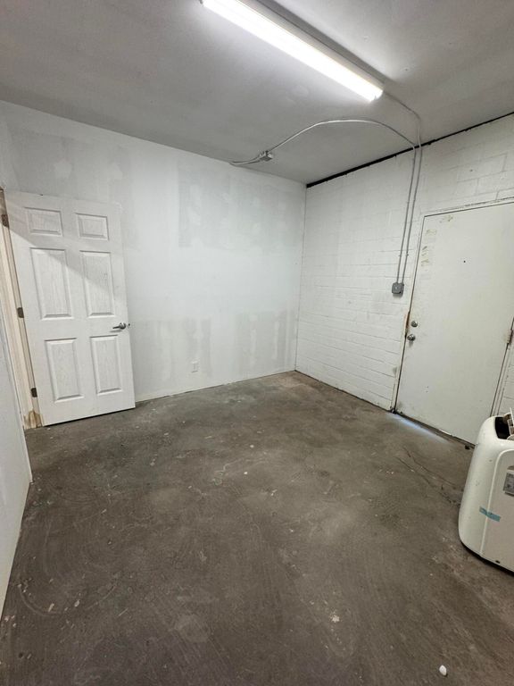 Image 4 of property listing at 3102 Sherwood Way, San Angelo, TX 76901