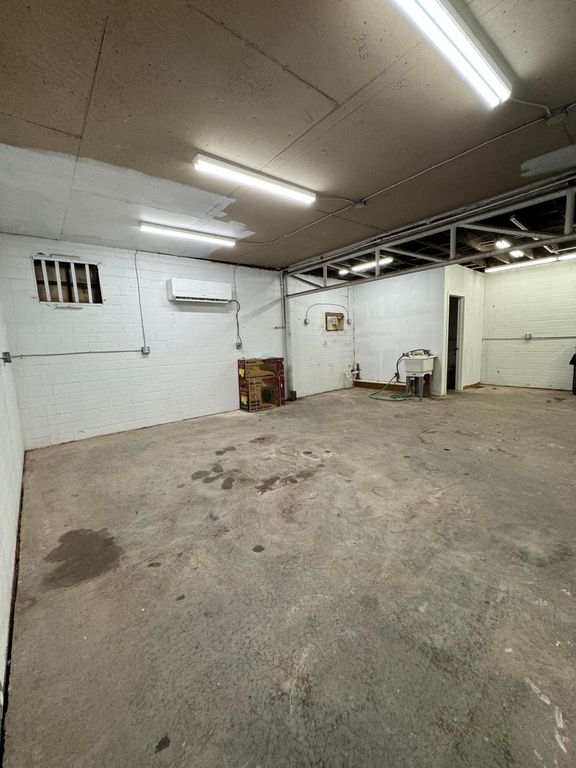 Image 5 of property listing at 3102 Sherwood Way, San Angelo, TX 76901