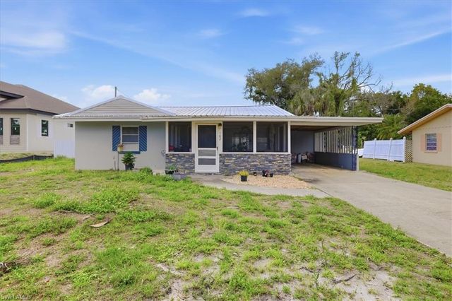 102 Crescent Lake DR, North Fort Myers, FL 33917