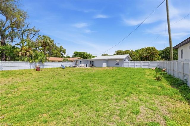 102 Crescent Lake DR, North Fort Myers, FL 33917