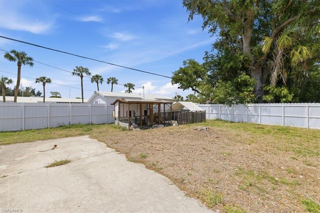 102 Crescent Lake DR, North Fort Myers, FL 33917