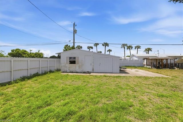 102 Crescent Lake DR, North Fort Myers, FL 33917