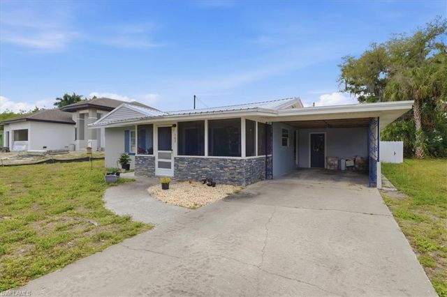 102 Crescent Lake DR, North Fort Myers, FL 33917