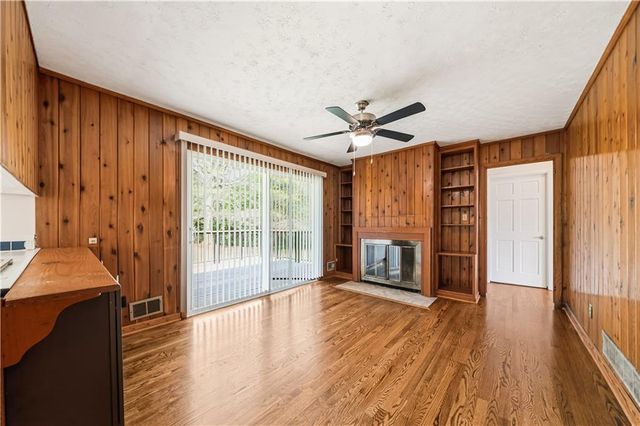 689 Old Canton Road, Marietta, GA 30068