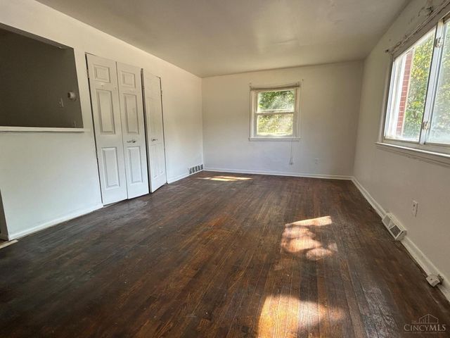 128 Clinton Springs Avenue, Cincinnati, OH 45217