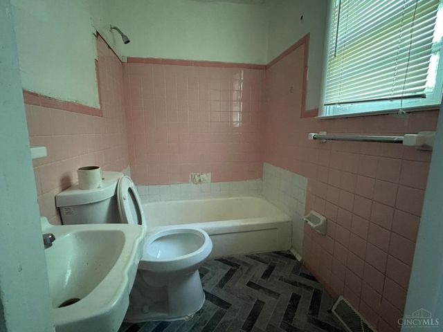 128 Clinton Springs Avenue, Cincinnati, OH 45217