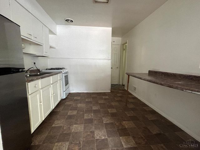 128 Clinton Springs Avenue, Cincinnati, OH 45217