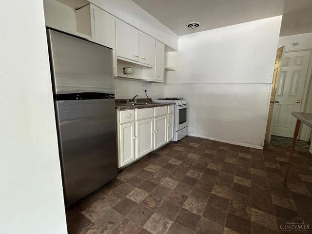 128 Clinton Springs Avenue, Cincinnati, OH 45217
