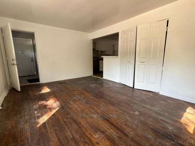 128 Clinton Springs Avenue, Cincinnati, OH 45217