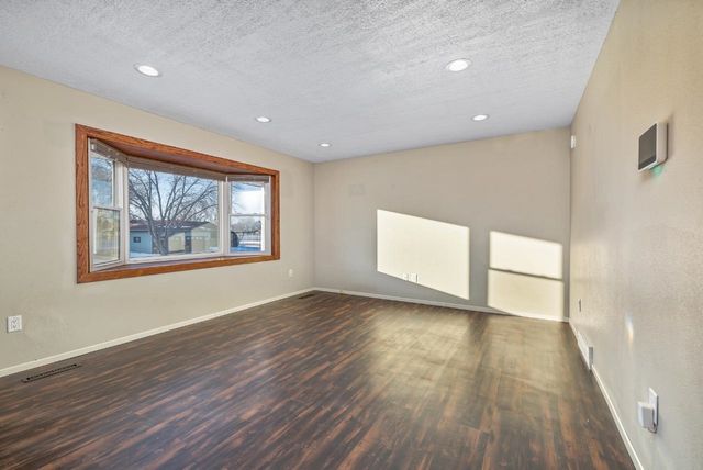 1607 5th St SE, Minot, ND 58701