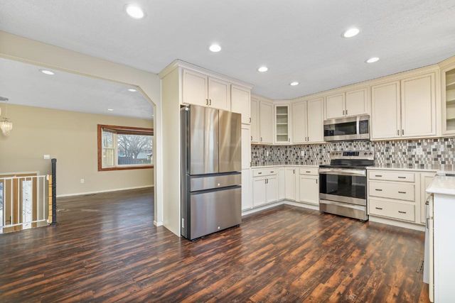 1607 5th St SE, Minot, ND 58701