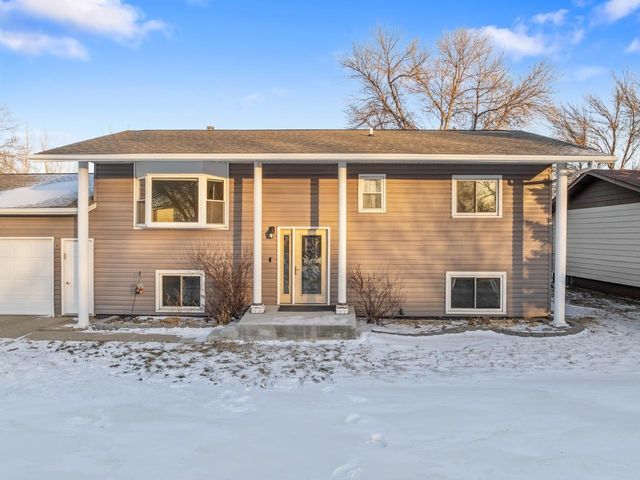 1607 5th St SE, Minot, ND 58701