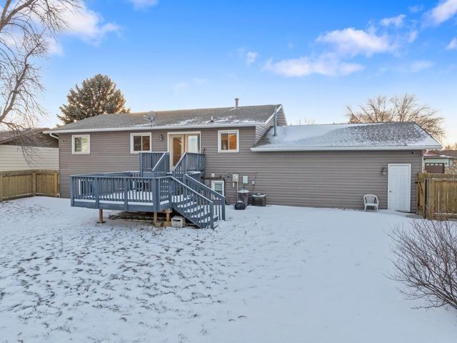 1607 5th St SE, Minot, ND 58701