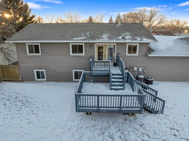 1607 5th St SE, Minot, ND 58701