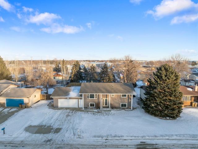 1607 5th St SE, Minot, ND 58701