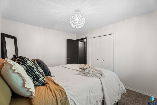 5213 E Fernwood Dr Drive, Sioux Falls, SD 57110