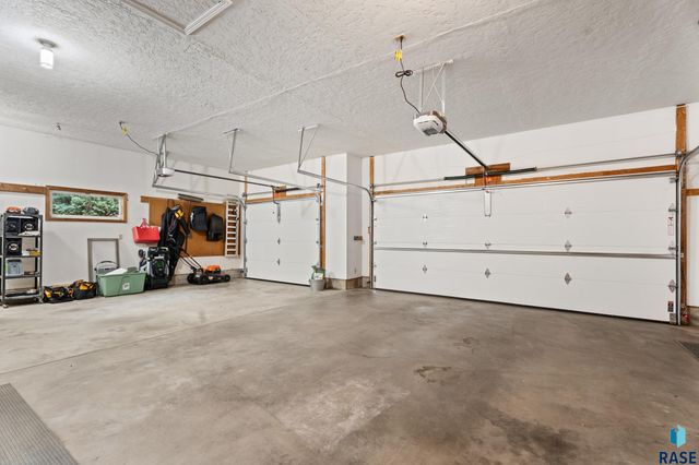 5213 E Fernwood Dr Drive, Sioux Falls, SD 57110