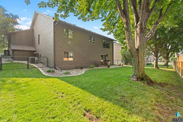 5213 E Fernwood Dr Drive, Sioux Falls, SD 57110