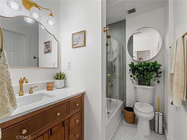 4037 E 7th Street, Long Beach, CA 90804