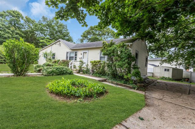 26 Woodland Street, Ronkonkoma, NY 11779