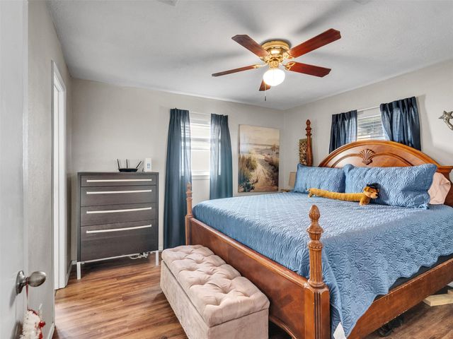 656 Warsaw Street, Bayou Vista, TX 77563