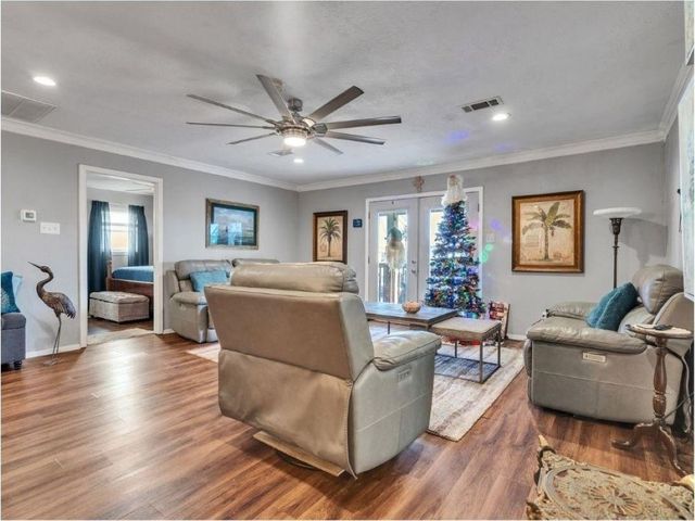 656 Warsaw Street, Bayou Vista, TX 77563